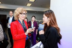 阿里巴巴自从研发的夸克AI眼镜成为科技展台的核